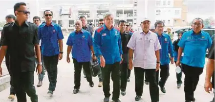  ?? PIC BY AMRAN HAMID ?? Deputy Prime Minister Datuk Seri Dr Ahmad Zahid Hamidi visiting the new Bukit Kayu Hitam Immigratio­n, Customs and Quarantine Complex with Kedah Menteri Besar Datuk Seri Ahmad Bashah Md Hanipah (third from right) yesterday.