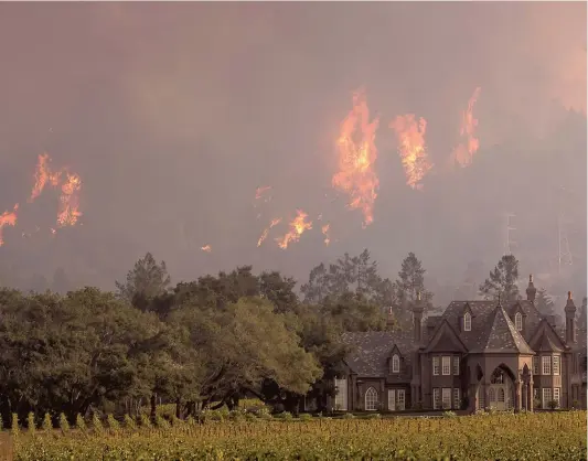  ?? PHOTO AFP ?? Une semaine après le début du sinistre, les flammes continuaie­nt de se propager ce week-end à Kenwood, en Californie.