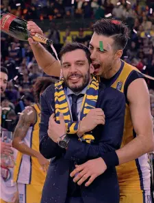  ??  ?? Paolo Galbiati, 33 anni, con lo sloveno Sasha Vujacic, 33 CIAMILLO