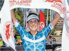  ?? FOTO: INGO KUTSCHE ?? Lena Berlinger hat ihren Titel beim Triathlon-Wettkampf in Davos verteidigt.