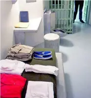  ??  ?? A la izquierda, la celda donde «el Chapo» permanecer­á encerrado 23 de las 24 horas del día.
