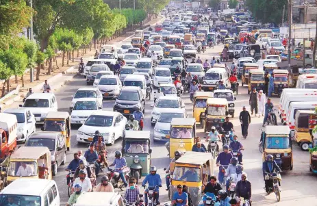  ?? Online ?? ■
A view of massive traffic jam on University Road in Lahore, the provincial capital of Punjab, yesterday.