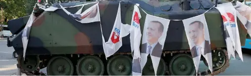  ?? REUTERS ?? Vincitore. Le bandiere con il volto di Erdogan, sventolate dai sostenitor­i del governo turco contro i golpisti, coprono un carro armato di fronte al Parlamento di Ankara.