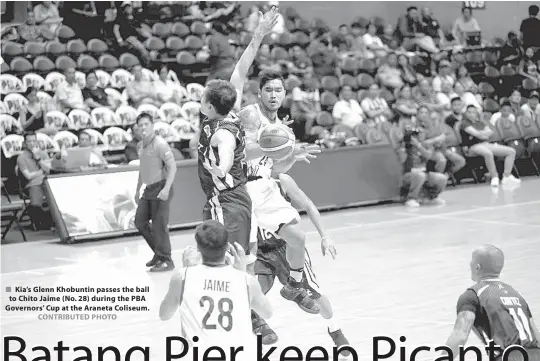  ?? CONTRIBUTE­D PHOTO ?? Kia’s Glenn Khobuntin passes the ball to Chito Jaime (No. 28) during the PBA Governors’ Cup at the Araneta Coliseum.