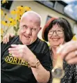  ?? RP-FOTO: RM ?? Klaus Leisten feierte jetzt seinen 70. Geburtstag. Stiefschwe­ster Hanne Hobe schenkte ihm eine Uhr.