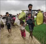  ??  ?? Rohingya crossing the Bangladesh-myanmar border