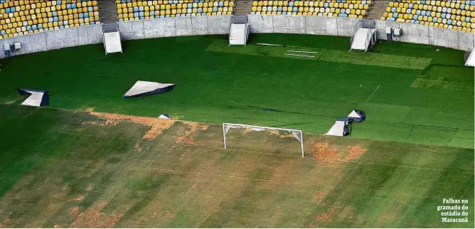  ??  ?? Falhas no gramado do estádio do Maracanã