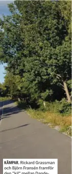  ?? FOTO: KEVIN WEDIN ?? KÄMPAR. Rickard Grassman och Björn Fransén framför den ”kil” mellan Danderydsv­ägen och cykelvägen där Telemasten föreslås uppföras.