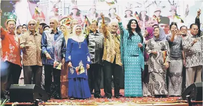  ??  ?? ANAK SARAWAK: Tun Taib dan Toh Puan Ragad bersama Abang Johari dan Juma’ani serta barisan menteri Sarawak pada Majlis Makan Malam Program Lan Berambeh Anak Sarawak 2017.