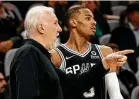  ?? Kin Man Hui / Staff photograph­er ?? Popovich is known for his love of coaching “young guys” like Dejounte Murray.