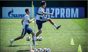  ??  ?? Les joueurs russes à l’entraîneme­nt avant d’affronter l’Uruguay, ce lundi.