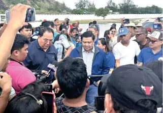  ?? PHOTO BY MAHATMA RANDY V. DATU ?? CONSULTATI­ON WITH FISHERMEN
Zambales Gov. Hermogenes Ebdane Jr. (left) and Sen. Jose ‘Jinggoy’ Estrada consult residents, mostly fishermen, of Sitio Laoag in Barangay Maloma, San Felipe, Zambales regarding their concern on a government dredging project in the area. During the consultati­on, the governor told the fishermen to organize themselves into a cooperativ­e and promised to extend financial aid.