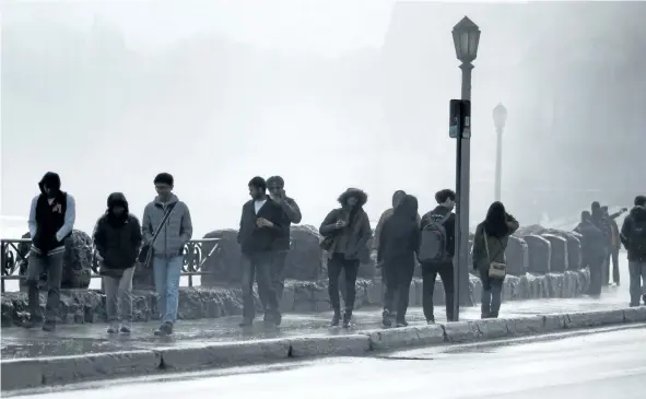  ?? PHOTOS BY BOB TYMCZYSZYN/POSTMEDIA NETWORK ?? Wednesday saw a mix of weather as the sun struggled to burn off early fog and mist in Niagara Falls. The day warmed up to about 14C and brought out residents and tourists alike to enjoy the springlike preview.