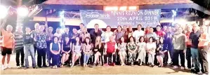  ??  ?? PEMAIN-PEMAIN negeri dan keluarga merakamkan kenangan semasa menghadiri Majlis Makan Malam Penyatuan Tenis Sabah 2019 di perkaranga­n KYC, Tanjung Aru pada Sabtu.