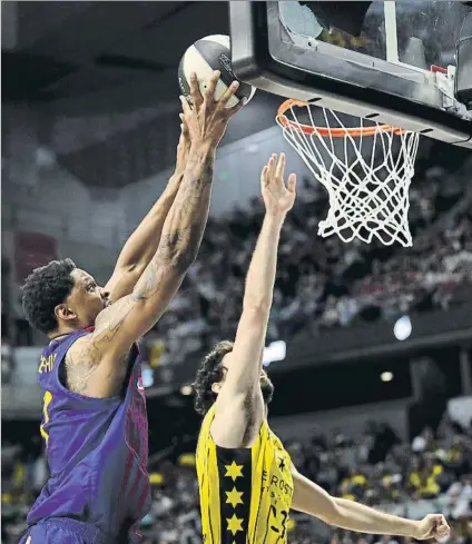  ?? FOTO: SIRVENT ?? Kevin Seraphin se levanta por encima de Javi Beirán. Hasta seis jugadores del Barça llegaron a la decena de puntos