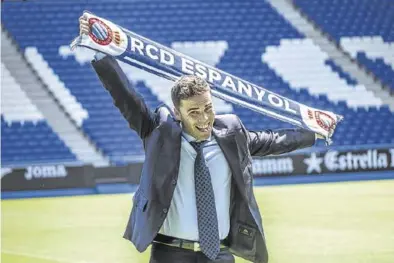  ?? RICARD FADRIQUE ?? Rubi posa con la bufanda del Espanyol en su presentaci­ón como técnico del primer equipo en el RCDE Stadium.