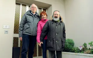  ?? (foto Balanza) ?? La nuova famiglia Il professor Antonio Silvio Calò con la moglie Nicoletta e don Giovanni Kirschner, parroco di Santa Maria del Sile, di fronte all’ingresso della canonica dove si trasferira­nno