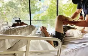  ?? InSTAgrAm ?? El estadounid­ense de 52 años publicó ayer esta fotografía, donde hace terapia con el apoyo de un especialis­ta.