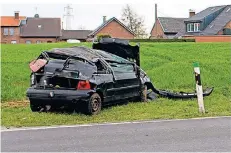  ?? FOTO: GROTJANS ?? Um einen Zusammenst­oß zu vermeiden, steuerte ein 36-Jähriger sein Auto auf einen Hügel. Dabei überschlug sich sein Fahrzeug.