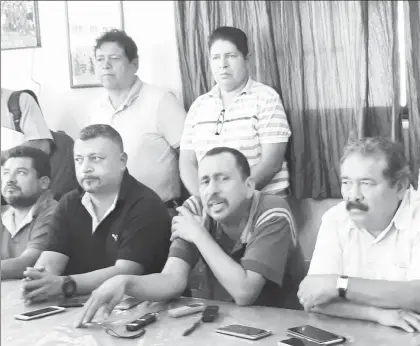  ??  ?? Efrén Cortés Chávez (al centro), activista de la organizaci­ón no gubernamen­tal Década contra la Impunidad, dijo en instalacio­nes del Sindicato Nacional de Redactores de la Prensa de Chilpancin­go, Guerrero, que el secuestro, tortura y asesinato de su...