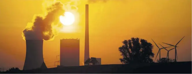  ?? Dpa-BILD: Stratensch­ulte ?? Das Kohlekraft­werk Mehrum im Landkreis Peine, bislang für Treibhausg­ase verantwort­lich, soll Ende 2021 endgültig stillgeleg­t werden.