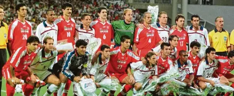  ?? Foto: Robert Van den Brugge, Imago ?? Bei der Fußball-WM 1998 traten die USA und der Iran erstmals gegeneinan­der an und setzten mit einem gemeinsame­n Mannschaft­sfoto ein Zeichen für die Völkervers­tändigung. Ganz links ist Schiedsric­hter Urs Meier zu sehen.