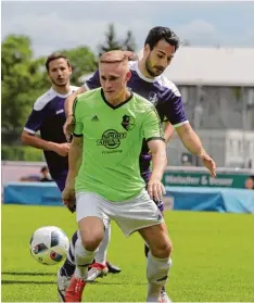  ?? Foto: Michael Hochgemuth ?? Marvin Gaag vom FC Stätzling entwischt seinen Verfolgern vom TSV Schwaben Augsburg. Am Ende gewann der FCS mit 2:1.