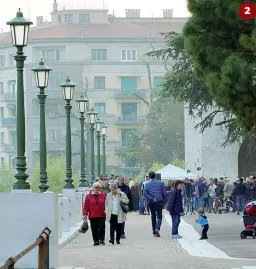  ??  ?? Il focus di Piazza dei Signori sarà sui vini veneti
Lungadige San Giorgio ospiterà «Wine on the river», ispirato alle atmosfere di Napoli
All’Arco dei Gavi lo champagne incontrerà la cucina gourmet
Sapori e suoni dall’Emilia Romagna in Piazza S. Zeno