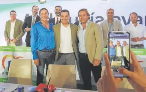  ?? // RAÚL DOBLADO ?? Juanma Moreno posando ayer junto a Loles López y Antonio Repullo en la Junta Directiva del PP andaluz