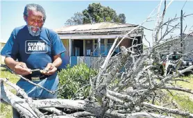  ?? Picture:EUGENE COETZEE ?? CHANGING TIMES: Moki Cekisani with the dying ‘perdepis’ tree at his front gate