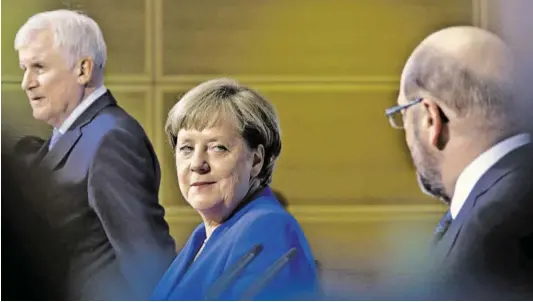  ?? BILD: SN/AP/M. SCHREIBER ?? Etappensie­g: Die Parteichef­s Horst Seehofer, Angela Merkel und Martin Schulz (von links) stellen die Weichen für den Beginn von Koalitions­gesprächen.