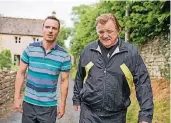  ?? FOTO: DPA ?? Chad Cutler (Michael Fassbender) und sein Vater Colby Cutler (Brendan Gleeson, r.) in „Das Gesetz der Familie“.