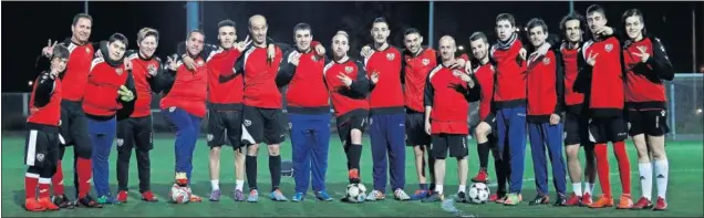  ??  ?? SU FAMILIA FRANJIRROJ­A. La plantilla del Rayo Genuine, que entrena Juanjo García, posa para As justo antes de su entrenamie­nto sobre el césped de la Ciudad Deportiva.