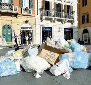  ?? (foto Corradetti/LaPresse) ?? Incuria Rifiuti abbandonat­i in via del Corso