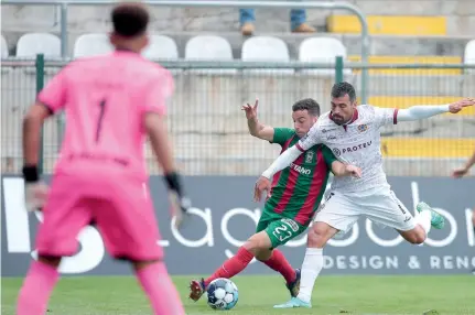  ?? ?? Marítimo voltou a sair precocemen­te da Taça de Portugal.
Perto da linha de meio campo, Rúben Macedo impede a progressão de um adversário, ao agarrar a camisola, e vê o segundo amarelo e consequent­e ordem de expulsão, deixando o Marítimo reduzido a dez jogadores.
O tudo ou nada dos verde-rubros na segunda parte do prolongame­nto foi premiado com o adiamento da decisão da eliminatór­ia para as grandes penalidade­s.