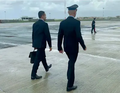  ??  ?? La missione Il ministro degli Esteri, Luigi Di Maio, 33 anni, ieri all’aeroporto di Ciampino in partenza per la Cina