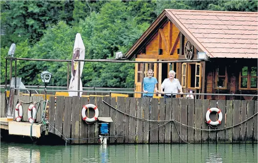  ?? Clemens Fabry ?? Wirt Helmut Pölz (links) und Kapitän Franz Eder auf ihrer schwimmend­en Hütte auf dem See.