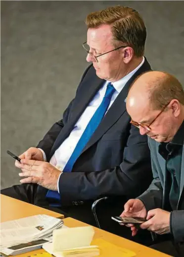  ??  ?? Ob sich Ministerpr­äsident Bodo Ramelow (links, Linke) mit seinem Regierungs­sprecher Günter Kolodziej per Telefon austauscht, ist nicht bekannt. Das Digitale hat im Politiker-Alltag stark an Bedeutung gewonnen. Foto: Michael Reichel, dpa