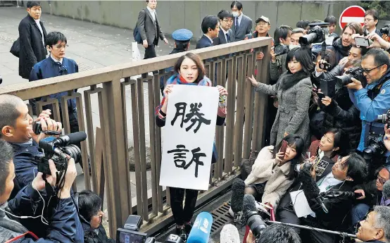  ??  ?? „Prozess gewonnen!“Shiori Ito hält in japanische­n Schriftzei­chen die Botschaft in die Höhe, die sie selbst noch nicht ganz fassen kann.