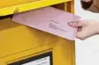  ?? Symbolfoto:Bodo Marks/dpa ?? In Altenstadt finden die Abstimmung­en über die Pfarrgemei­nderäte per Brief wahl statt.