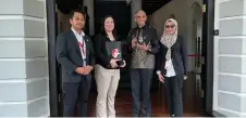  ?? ?? Vanu (second right) receives a memento from Yasmin (second left) while witnessed by Zakirah (right) and Sarawak Museum Department administra­tive officer Wadi Minggu.