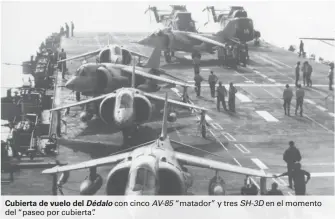  ??  ?? Cubierta de vuelo del Dédalo con cinco AV-85 “matador” y tres SH-3D en el momento del “paseo por cubierta”.