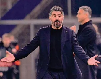  ?? AFP ?? Arrabbiato Rino Gattuso, 46 anni, allenatore del Marsiglia, ieri ad Amburgo contro lo Shakhtar, qui visibilmen­te contrariat­o dai suoi che si sono fatti rimontare due volte