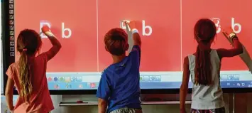  ?? Foto: Bernhard Weizenegge­r ?? Kinder wachsen heute wie selbstvers­tändlich im digitalen Zeitalter auf – in der Schule herrscht aber vielerorts noch die Kreidezeit. Die neue Regierung will das ändern.