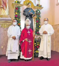  ?? / CORTESÍA PADRE JUAN JOSÉ AGUILAR ?? El Excmo. Obispo Armando Álvarez con los padres Juan José Aguilar Fabián y Gustavo Solís