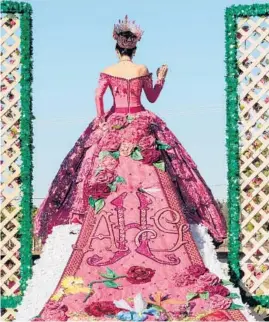  ?? ELI DURST/THE NEW YORK TIMES ?? Anna Grace Hallmark, the rose queen, on her float Oct. 16 at the Texas Rose Festival in Tyler, Texas.