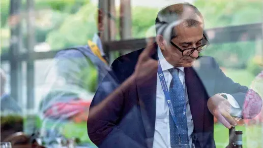  ??  ?? Sul lago di Como Il ministro dell’economia, Giovanni Tria, ieri ha chiuso il Forum Ambrosetti. Qui durante una pausa dei lavori del convegno che è a porte chiuse