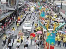  ?? — Reuters ?? Supporters take part in a funeral march for mayor Antonio Cando Halili who was assassinat­ed while attending a flag ceremony last Monday, in Tanauan, Batangas, on Sunday.