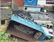  ?? SATYABRATA TRIPATHY / HT PHOTO ?? The dumper was heading towards Vashi and was overloaded with mud, said a police officer.