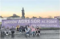  ?? PARITARIAS ?? En Jalisco, mujeres protestaro­n en contra de la candidaura del senador/CORTESÍA